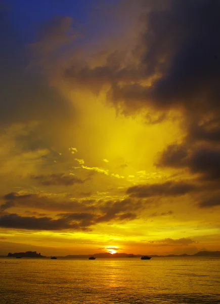ビーチのカラフルな夕日 — ストック写真