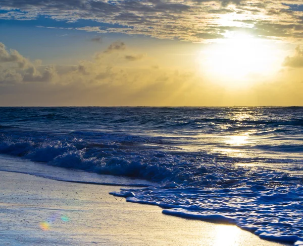 Denizin üstünde gün batımı — Stok fotoğraf