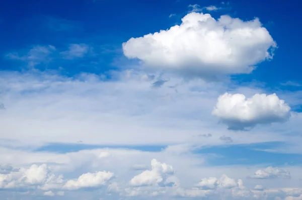 Wolken am blauen Himmel — Stockfoto