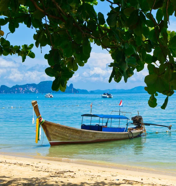 Playa tropical con botes de cola larga — Foto de Stock