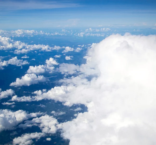 Wolken in de blauwe lucht — Stockfoto