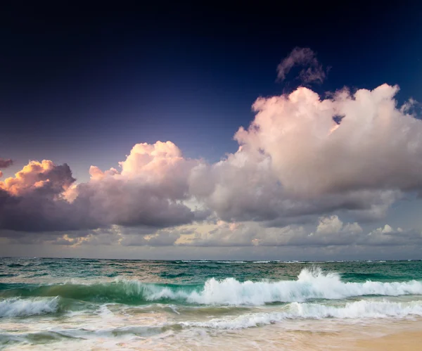 Тропическое море под небом — стоковое фото