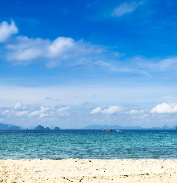 Playa y mar tropical — Foto de Stock