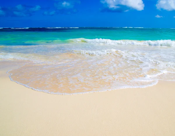 Playa de mar y cielo azul — Foto de Stock