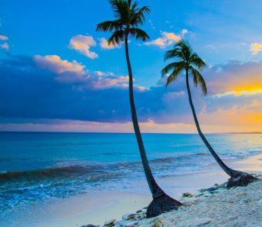 Denizin üstünde gün batımı