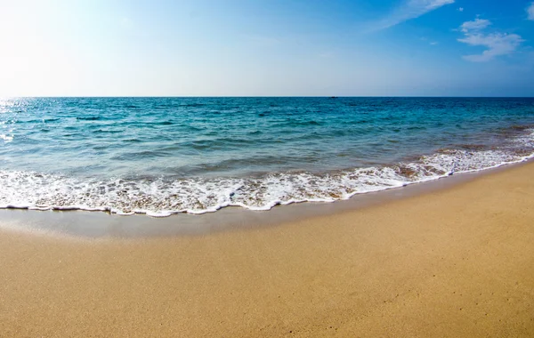 Playa de arena y cielo azul — Foto de Stock