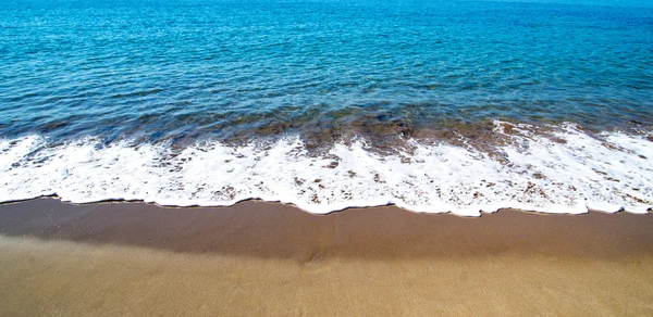 Spiaggia e mare tropicale — Foto Stock