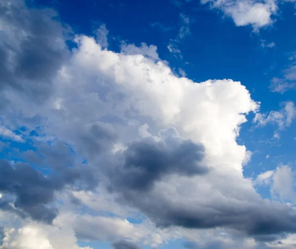 Céu azul com nuvens — Fotografia de Stock