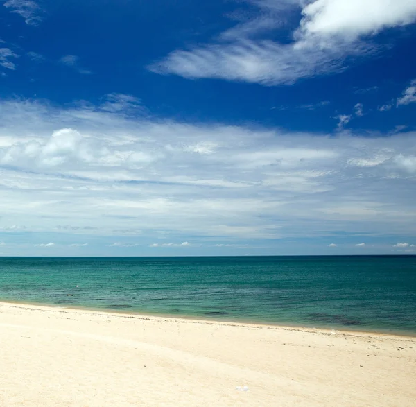 Mar tropical y cielo azul — Foto de Stock