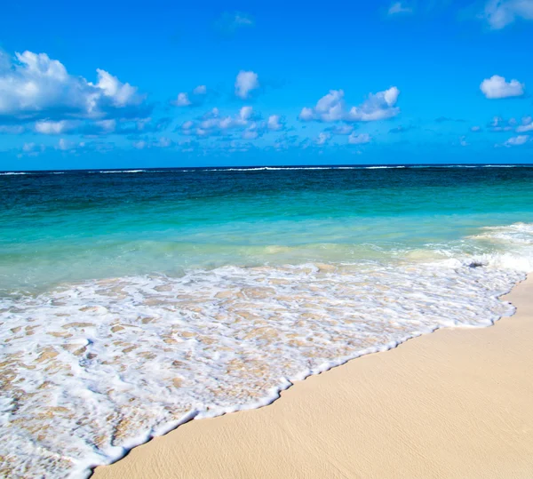 Tropical sea and blue sky — Stock Photo, Image