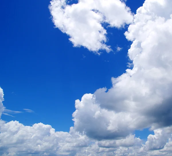 Cielo azul con nubes — Foto de Stock