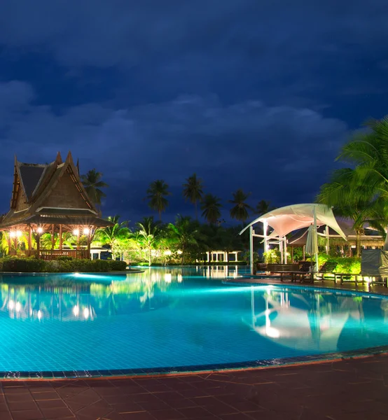 Piscina à noite — Fotografia de Stock