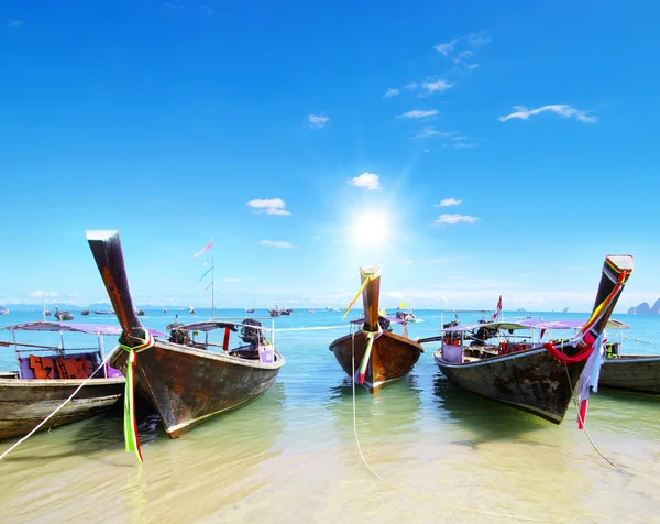 Тропический пляж и длиннохвостые лодки — стоковое фото