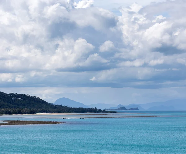 Blauwe zee en blauwe lucht — Stockfoto