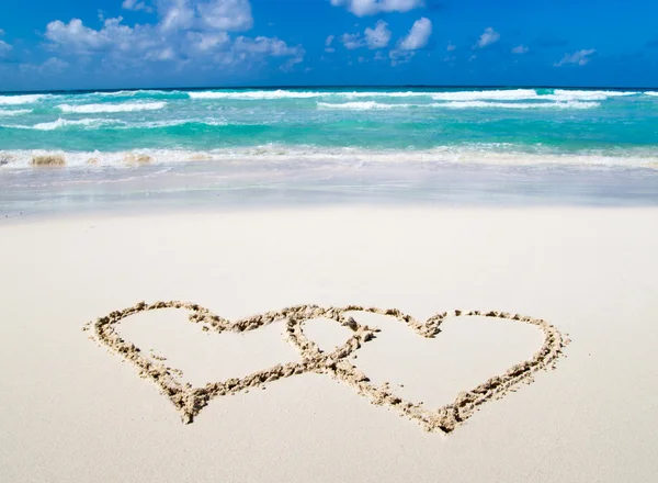 Hearts drawn in sand — Stock Photo, Image