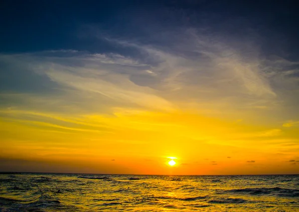 Puesta de sol sobre el mar —  Fotos de Stock