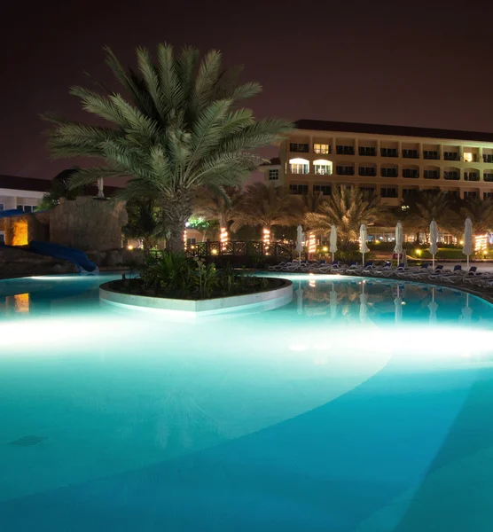 Piscina em iluminação noturna — Fotografia de Stock