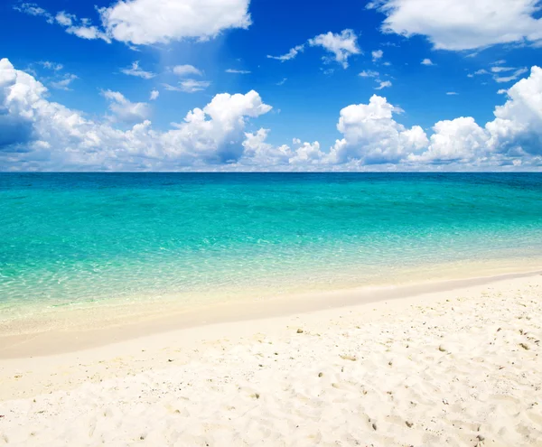 Spiaggia e mare tropicale — Foto Stock