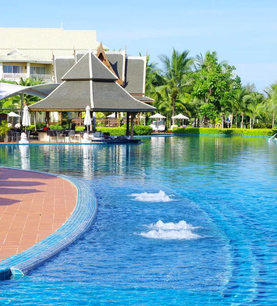 Swimming pool with coconut trees — Stock Photo, Image