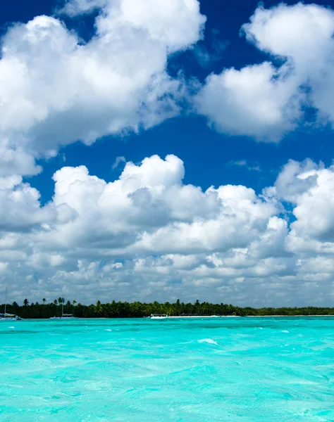 Tropisches Meer und blauer Himmel — Stockfoto