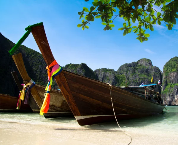 Tail båtar i Maya Bay — Stockfoto