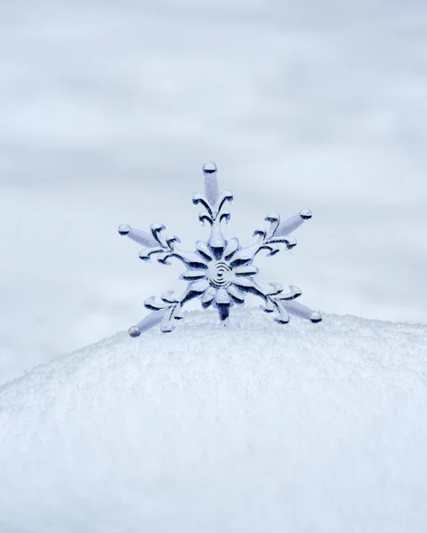 Snöflinga i en vit snö — Stockfoto