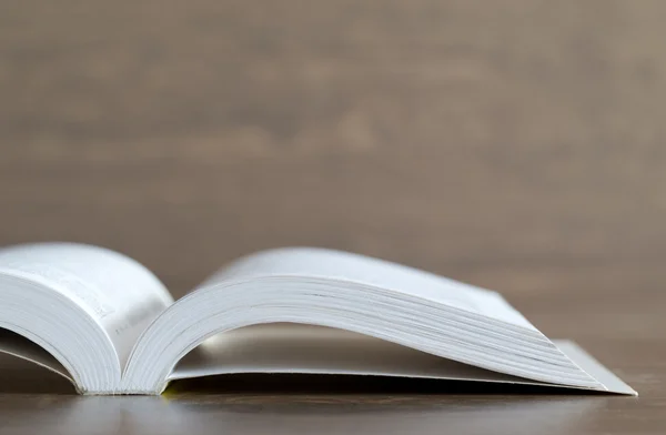 Libro abierto sobre fondo de madera —  Fotos de Stock