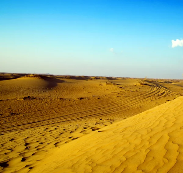 Paesaggio desertico con cielo blu — Foto Stock