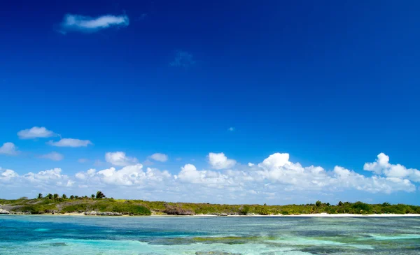 Mar tropical y cielo azul —  Fotos de Stock