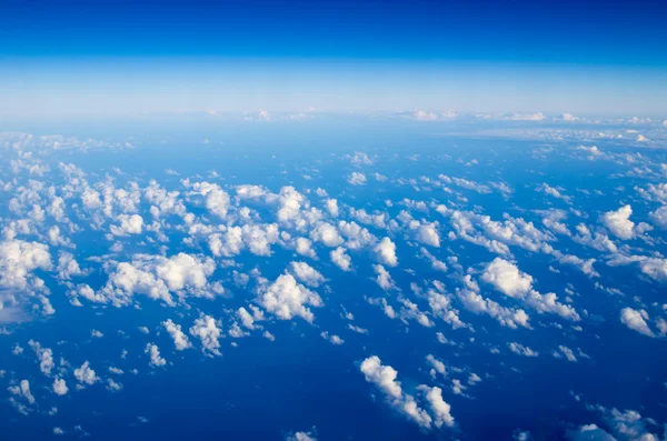 Wolken am blauen Himmel — Stockfoto