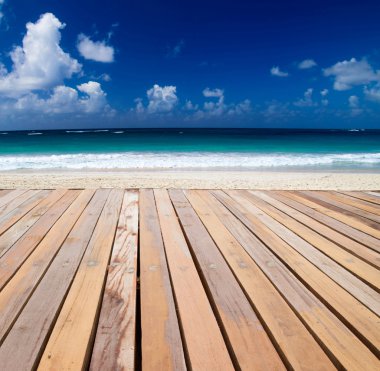 tropikal deniz mavi gökyüzü altında