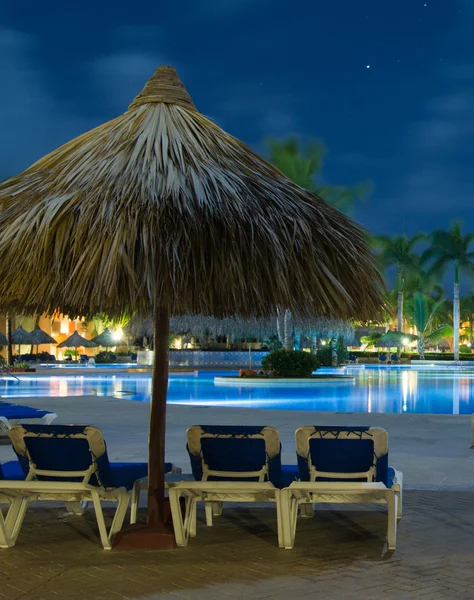 Piscina en iluminación nocturna — Foto de Stock