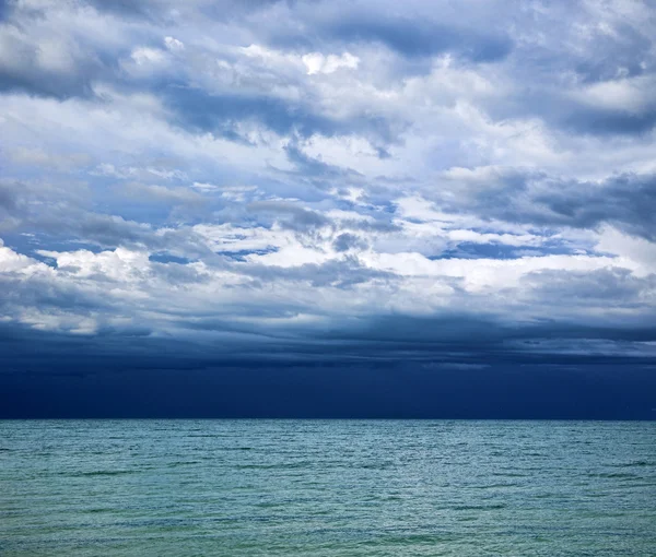 Τροπική θάλασσα και το γαλάζιο του ουρανού — Φωτογραφία Αρχείου