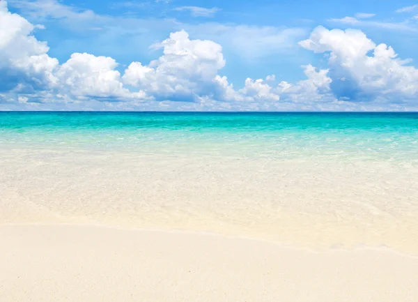 Playa y mar tropical — Foto de Stock