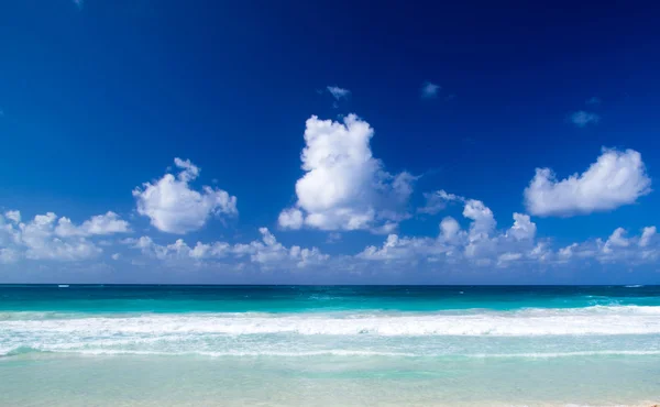 Tropikalne morze i błękitne niebo — Zdjęcie stockowe