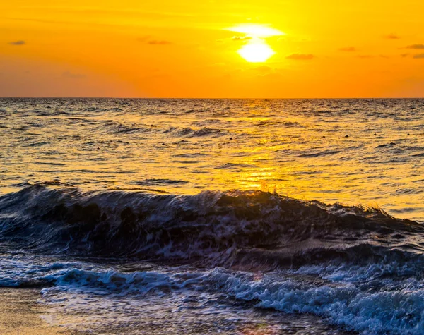 Zonsondergang boven de zee — Stockfoto