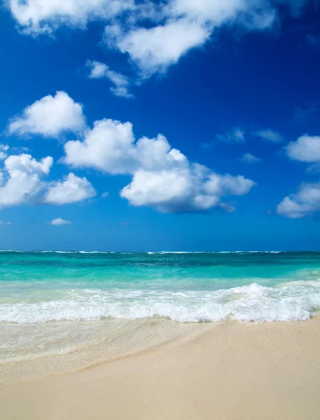 热带海洋和蓝蓝的天空 — 图库照片