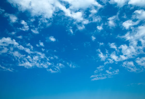 Cielo azul con nubes —  Fotos de Stock