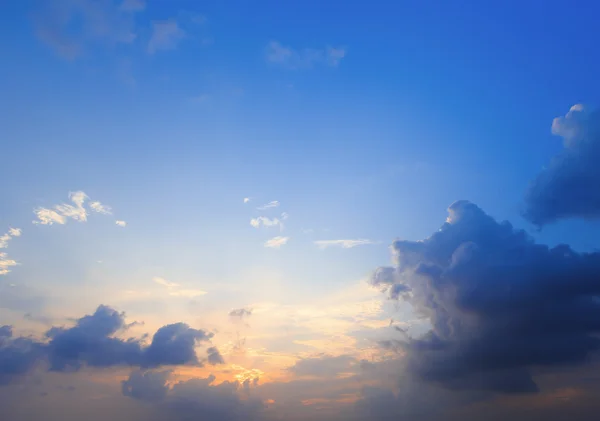 Himmel mit Wolken und Sonne — Stockfoto