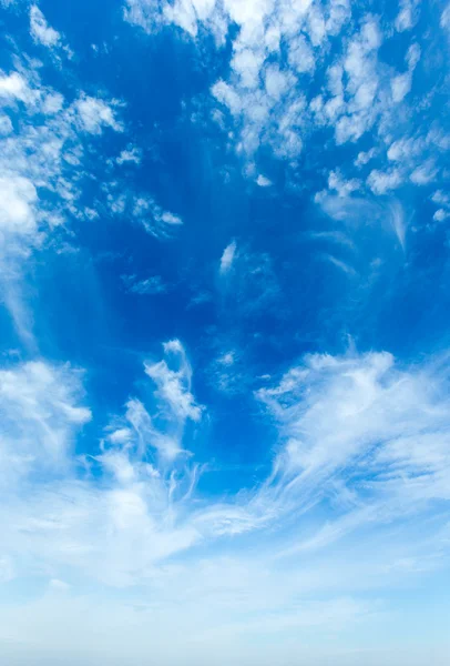 Blauwe lucht met wolken — Stockfoto