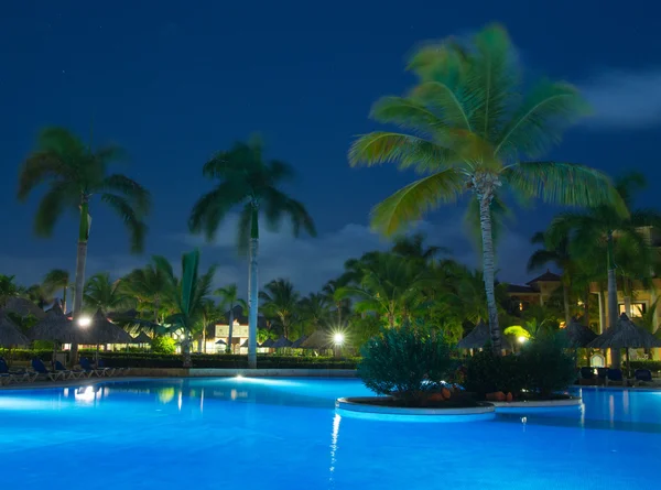 夜间照明游泳池 — 图库照片