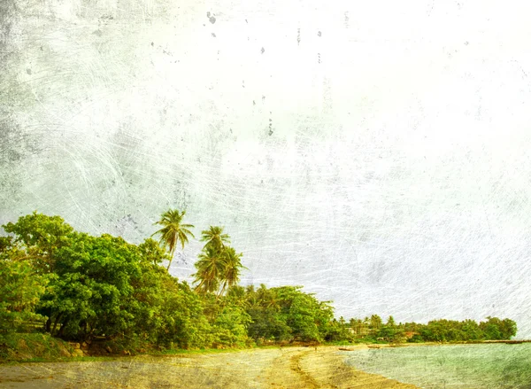 Ретро пляж и голубое небо — стоковое фото