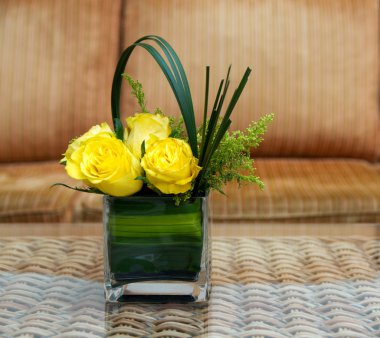 Bir masaya gül çiçek