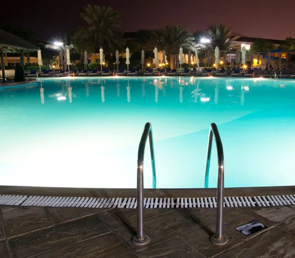 Piscina in illuminazione notturna — Foto Stock