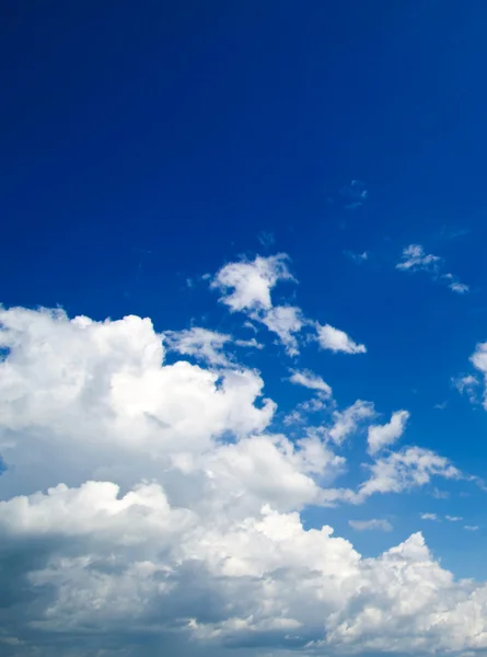 Cielo sfondo con nuvole — Foto Stock