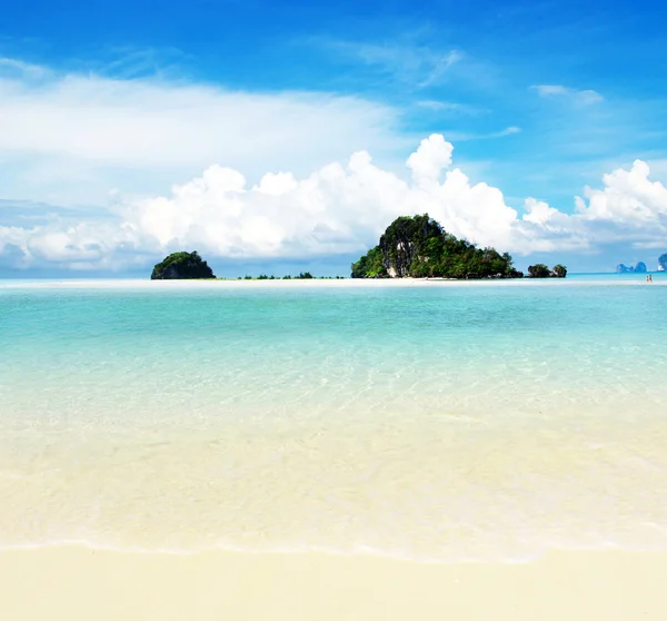 Playa y mar tropical — Foto de Stock