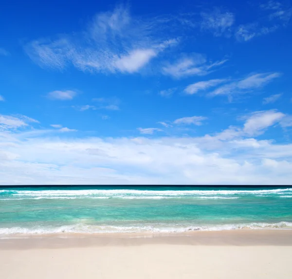 Praia e mar tropical — Fotografia de Stock