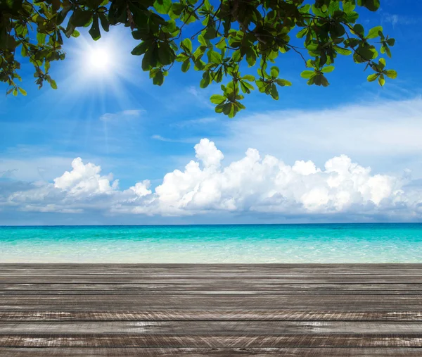 Spiaggia e mare tropicale — Foto Stock