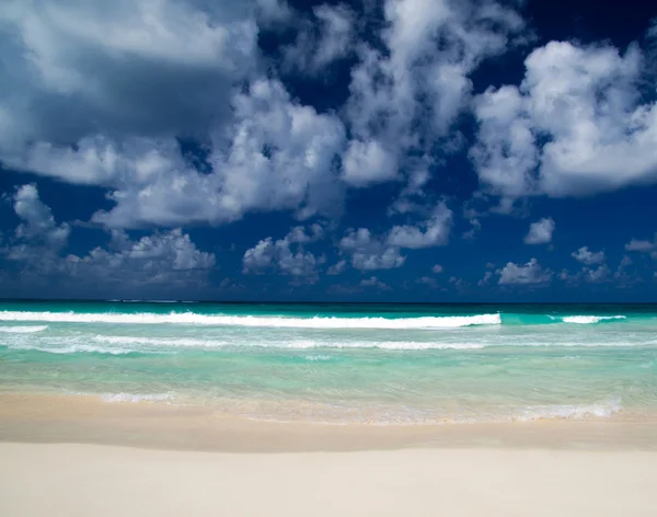 Mar tropical y cielo azul — Foto de Stock