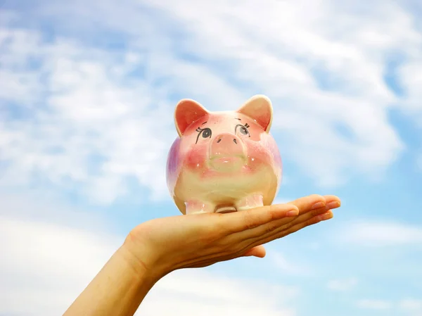 Piggy bank in vrouw hand — Stockfoto